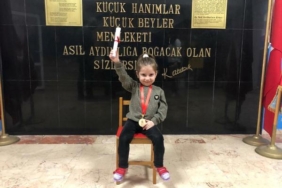 SMA Tip-2 hastası Defne'nin karne heyecanı 11 SMA Tip-2 hastası Defne'nin karne heyecanı