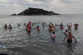 Yeni yılın ilk günü denize girip, mesaj verdiler 19 Yeni yılın ilk günü denize girip, mesaj verdiler