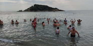 Yeni yılın ilk günü denize girip, mesaj verdiler