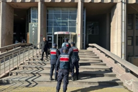 Ankara'da silah kaçakçılığı yapan kargo çalışanı gözaltına alındı 3 Ankara'da silah kaçakçılığı yapan kargo çalışanı gözaltına alındı