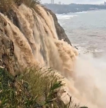 Antalya'yı sağanak vurdu; 5 ilçede okullar tatil (3)