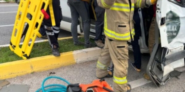 Ayvalık'ta fabrika işçilerinin taşındığı servis ile TIR çarpıştı: 9 yaralı 8 Ayvalık'ta fabrika işçilerinin taşındığı servis ile TIR çarpıştı: 9 yaralı