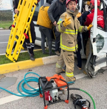 Ayvalık'ta fabrika işçilerinin taşındığı servis ile TIR çarpıştı: 9 yaralı 3 Ayvalık'ta fabrika işçilerinin taşındığı servis ile TIR çarpıştı: 9 yaralı