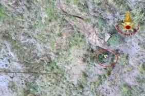 İtalya'da sarp yamaçta mahsur kalan dağcı helikopterle kurtarıldı 23 İtalya'da sarp yamaçta mahsur kalan dağcı helikopterle kurtarıldı