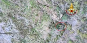 İtalya'da sarp yamaçta mahsur kalan dağcı helikopterle kurtarıldı 33 İtalya'da sarp yamaçta mahsur kalan dağcı helikopterle kurtarıldı