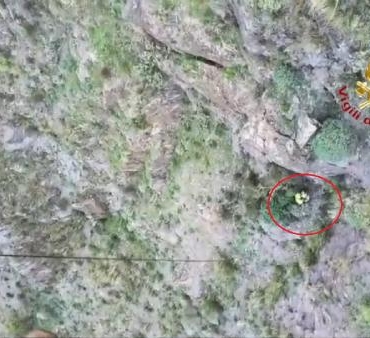 İtalya'da sarp yamaçta mahsur kalan dağcı helikopterle kurtarıldı