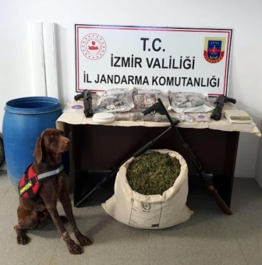 İzmir'de 11,5 kilo esrar ele geçirildi; 2 gözaltı 8 İzmir'de 11,5 kilo esrar ele geçirildi; 2 gözaltı