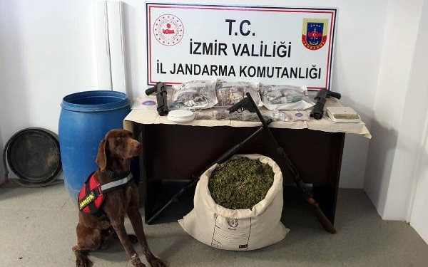 İzmir'de 11,5 kilo esrar ele geçirildi; 2 gözaltı
