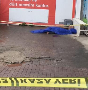 Oturduğu apartmanın önünde cesedi bulundu