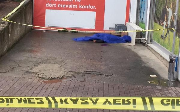 Oturduğu apartmanın önünde cesedi bulundu 1 Oturduğu apartmanın önünde cesedi bulundu