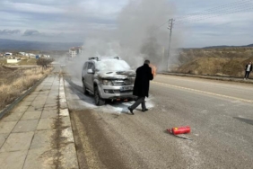 Seyir halinde alev alan hafif ticari araç yandı 33 Seyir halinde alev alan hafif ticari araç yandı