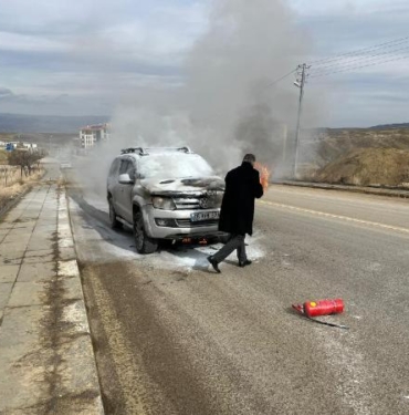Seyir halinde alev alan hafif ticari araç yandı