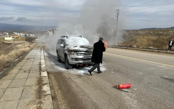 Seyir halinde alev alan hafif ticari araç yandı