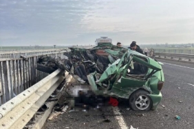 Tekirdağ'da otomobil bariyerlere çarptı: 1 ölü 19 Tekirdağ'da otomobil bariyerlere çarptı: 1 ölü