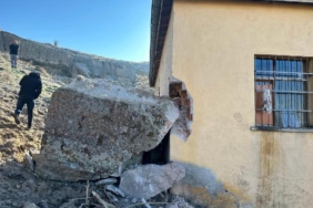 Yamaçtan yuvarlanan kaya eve girdi 23 Yamaçtan yuvarlanan kaya eve girdi