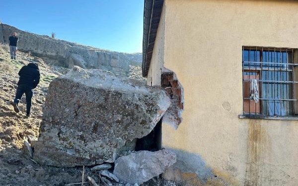 Yamaçtan yuvarlanan kaya eve girdi