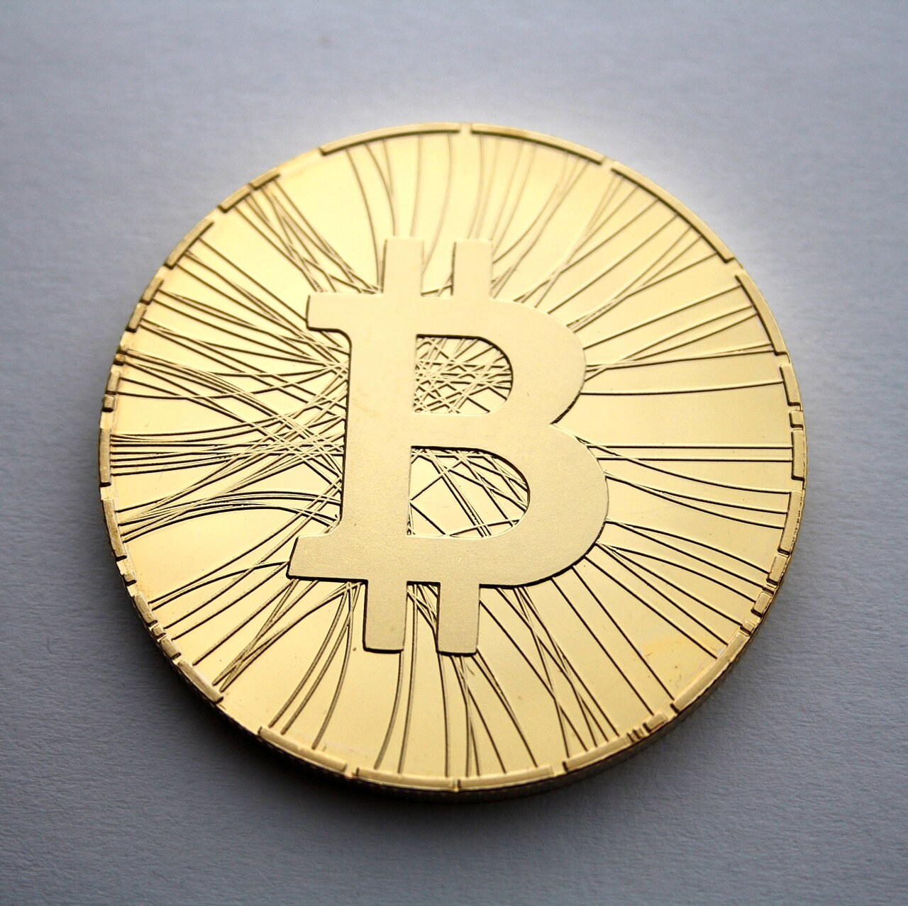 Kripto Piyasasında Bugün Neler Oluyor? Fed, CLARITY Act ve Borsa Duyuruları (18 Eylül 2026) 2 Fiziksel Bitcoin maketi / kripto para sembolü
