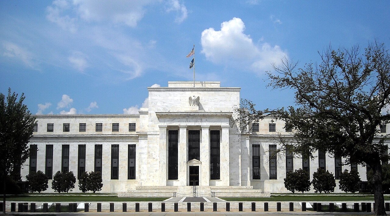 Kripto Piyasasında Bugün Neler Oluyor? Fed, CLARITY Act ve Borsa Duyuruları (18 Eylül 2026) 1 Washington’daki Fed Eccles binası