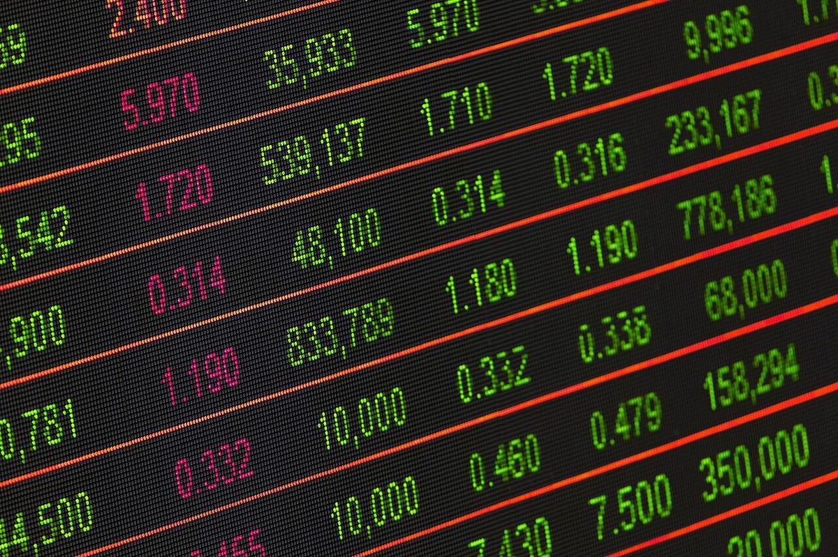 Elektronik fiyat panosunda yeşil-kırmızı rakamlar; borsa piyasasının dijital görünümü.