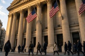 ABD Açılışı: S&P ve Nasdaq Yükseldi, Petrol Geriledi 22 New York finans bölgesinde sabah ışığında borsa binası önünde yürüyen insanlar, temsili görsel