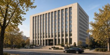 Merkez Bankası Faizi Yüzde 36’ya İndirdi, Borsa Düşüşte 8 Ankara’da sonbahar öğleden sonrasında geniş bir caddenin karşısından görülen, merkez bankası genel merkezine benzeyen modern taş ve cam bina, Merkez Bankası’nın faiz indirimi için temsili görsel