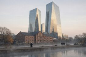Alphabet Vadelileri Bastırdı, Gözler ECB Kararı ve PCE’de 22 Frankfurt’ta Main Nehri kıyısındaki modern cam kuleli bir merkez bankası binası sabah ışığında, ECB kararı günü için temsili görsel