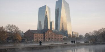 Alphabet Vadelileri Bastırdı, Gözler ECB Kararı ve PCE’de 7 Frankfurt’ta Main Nehri kıyısındaki modern cam kuleli bir merkez bankası binası sabah ışığında, ECB kararı günü için temsili görsel