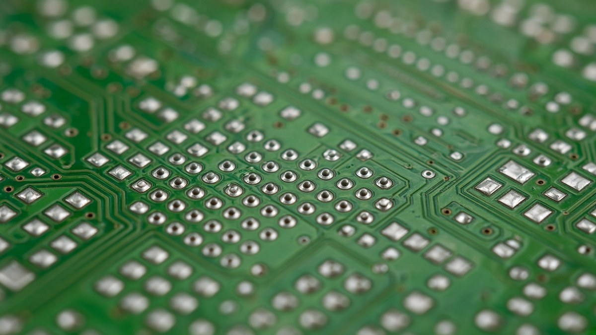 Elektronik devre kartı üzerinde gümüş içerikli lehim ve bağlantı noktaları; sanayide gümüş talebi, temsili görsel