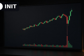 Initia Zinciri Durduruldu: Köprü İstismarı ve Upbit Kararı 22 Gece bir işlem masasında INIT mum grafiğinde ani düşüş fitili ve hacim sıçramasını gösteren monitör, köşede Initia logosu, Initia zincirinin durdurulması için temsili görsel