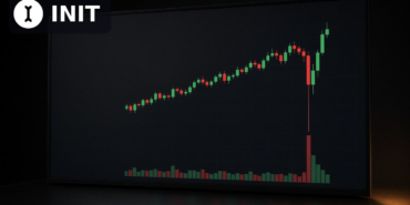 Initia Zinciri Durduruldu: Köprü İstismarı ve Upbit Kararı 3 Gece bir işlem masasında INIT mum grafiğinde ani düşüş fitili ve hacim sıçramasını gösteren monitör, köşede Initia logosu, Initia zincirinin durdurulması için temsili görsel