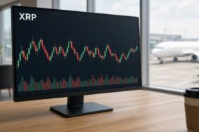 XRP mum grafiği ve hacim çubuklarını gösteren havalimanı salonundaki ekran, kripto kulisleri 27 Ekim temsili görsel