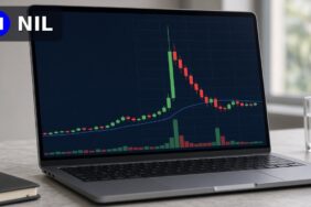 Bir işlem ekranında NIL mum grafiğinde tek bir sert yükselişin ardından gerileyen yeşil ve kırmızı mumlar ile hacim çubukları, köşede Nillion logosu, Nillion Upbit won pazarı listelemesi için temsili görsel