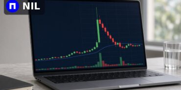 Bir işlem ekranında NIL mum grafiğinde tek bir sert yükselişin ardından gerileyen yeşil ve kırmızı mumlar ile hacim çubukları, köşede Nillion logosu, Nillion Upbit won pazarı listelemesi için temsili görsel