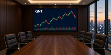 Quant (QNT) Nedir? Overledger, Bankalar ve Arz Tutarsızlığı 5 Ahşap uzun masalı bir yönetim kurulu odasının duvar ekranında QNT mum grafiği ve hacim çubukları, Quant için temsili görsel