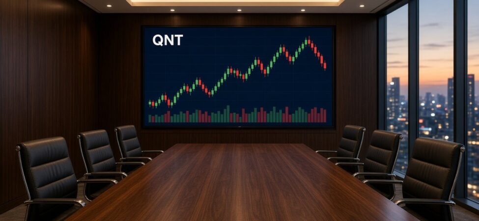 Quant (QNT) Nedir? Overledger, Bankalar ve Arz Tutarsızlığı 10 Ahşap uzun masalı bir yönetim kurulu odasının duvar ekranında QNT mum grafiği ve hacim çubukları, Quant için temsili görsel