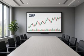Boş bir toplantı odasının duvar ekranında açık temalı XRP mum grafiği ve hacim çubukları, XRP için temsili görsel